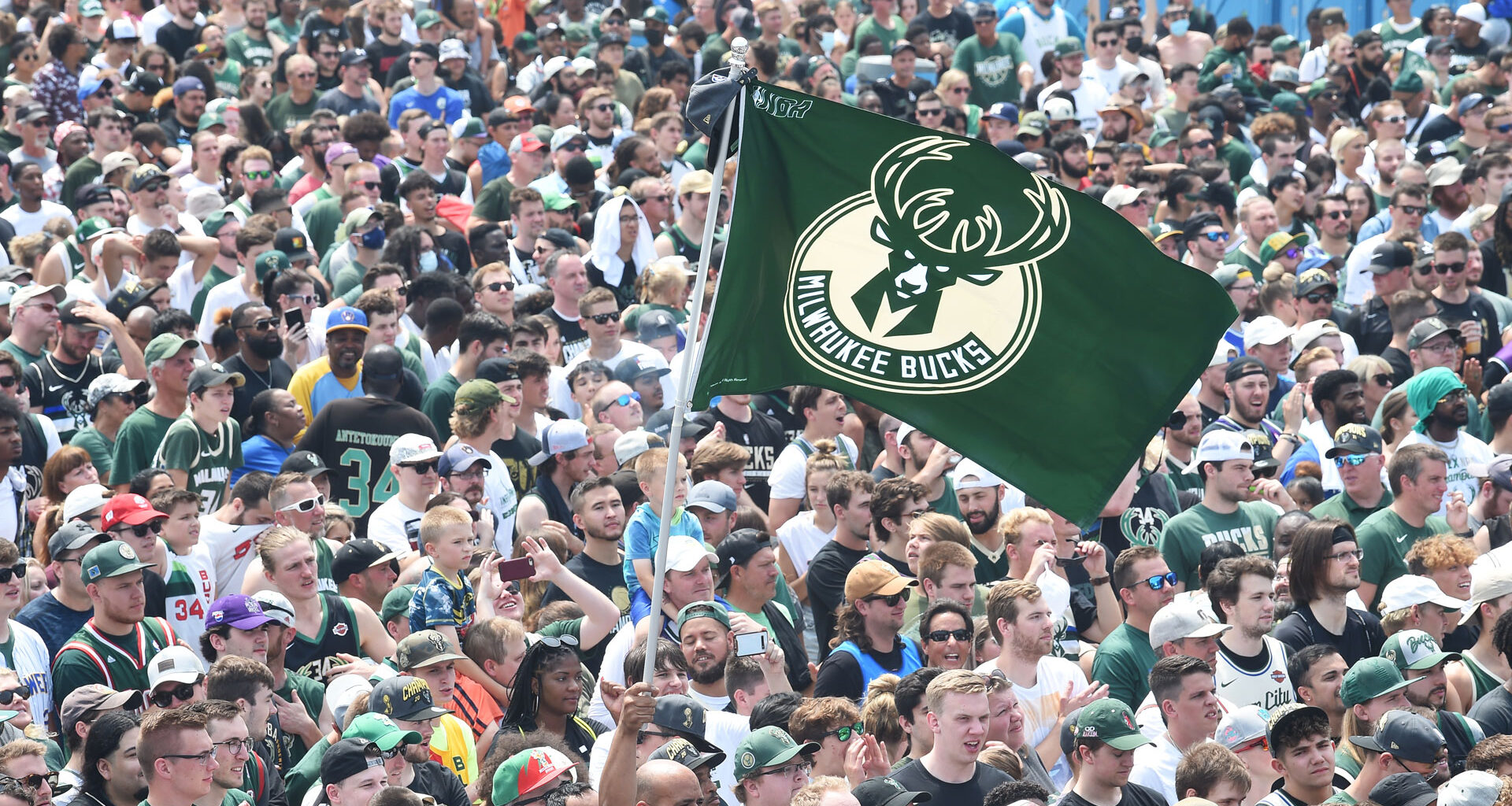 Giannis Antetokounmpo returns and scores 29, setting Bucks on fresh track