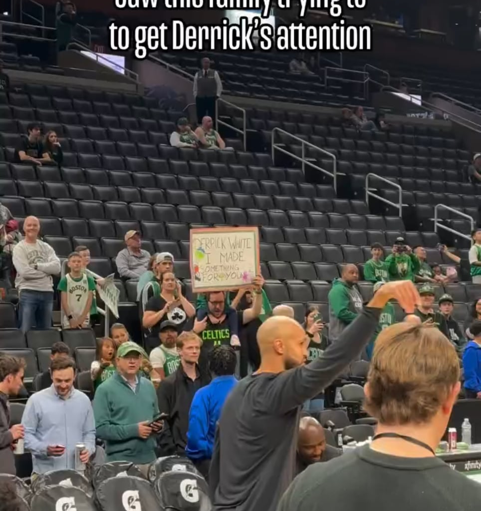 Derrick White meets a giant fan 🥹🫶🏻