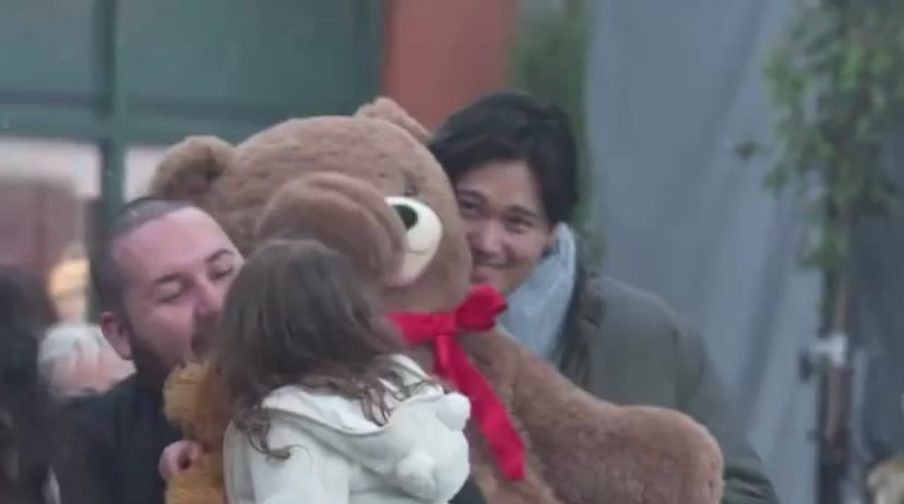 Even during downtime on a commercial shoot, Shohei is still so kind to kids 🥹