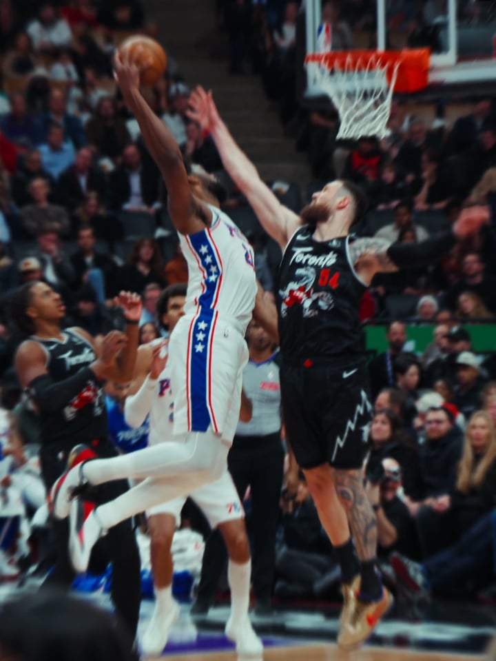 [Highlight] Joel's dunk vs Toronto, and the bench's reaction