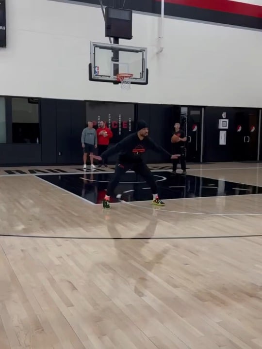 Dame out here shootin the corner 3 like a free throw