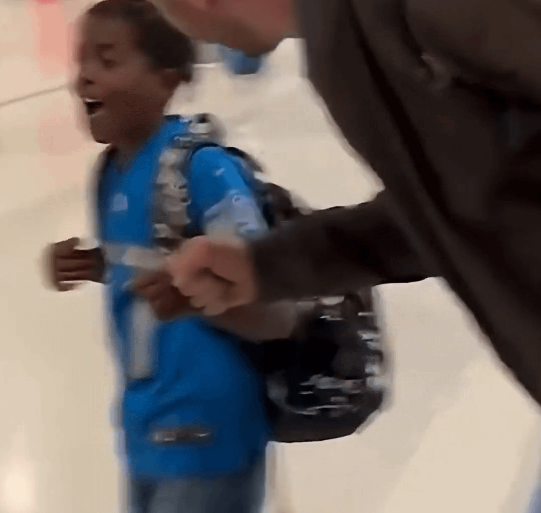 [Highlight] Aidan Hutchinson surprises a kid wearing his jersey at the airport