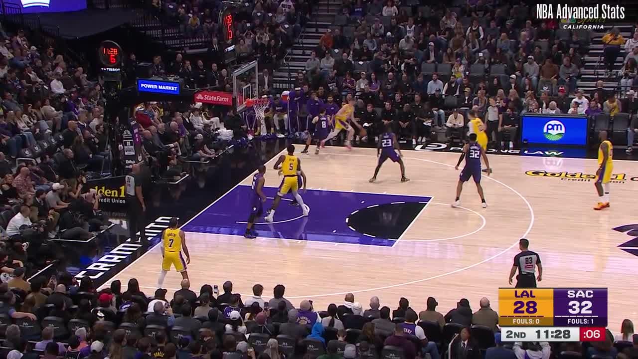 JJ Redick's reaction to Dalton Knecht getting blocked by Zach Lavine