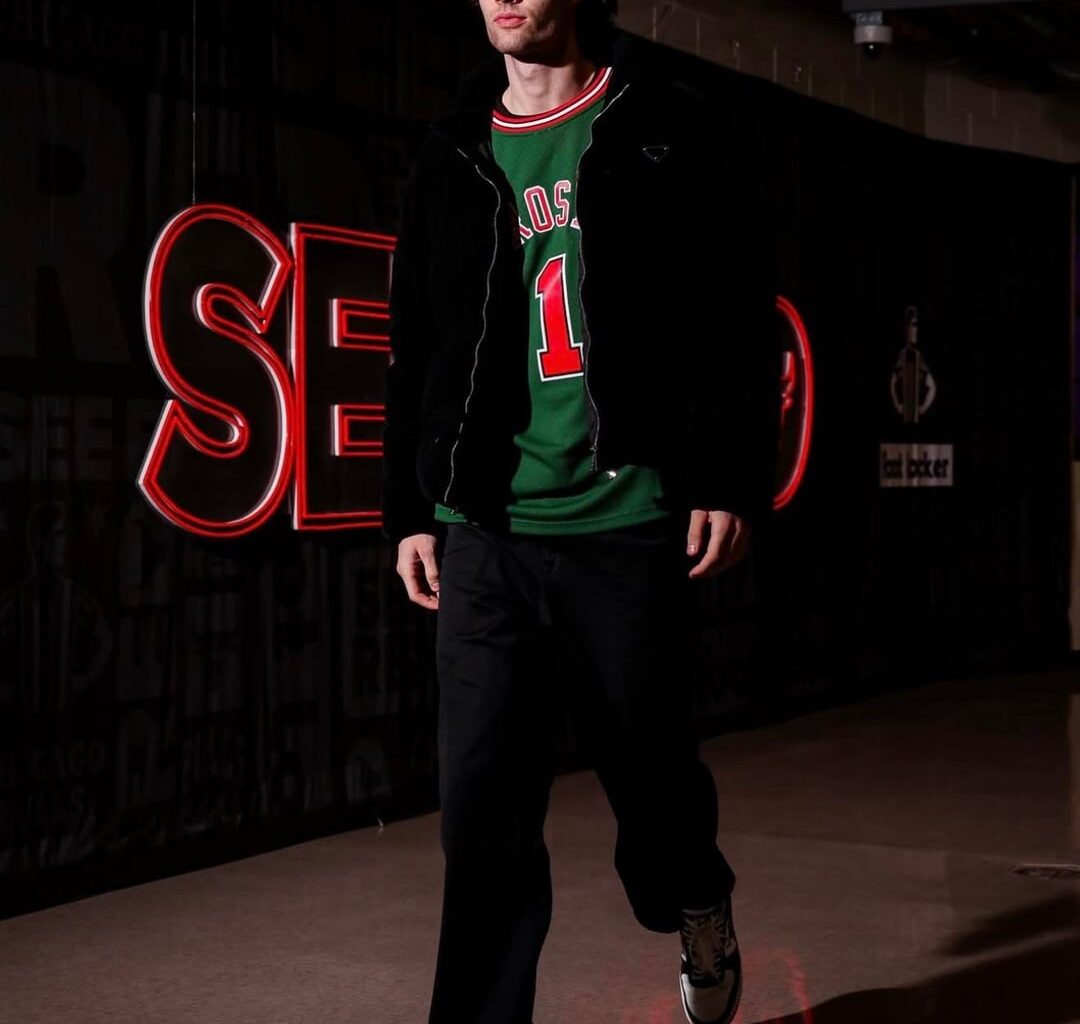 Bulls players honor D Rose on his jersey retirement night.