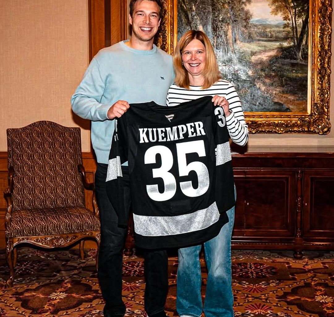 Darcy Kuemper with his mom 🩶