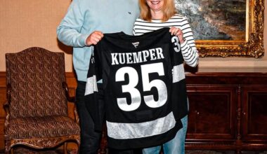 Darcy Kuemper with his mom 🩶