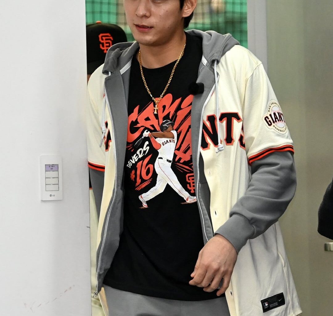 Jung Hoo Lee rocks a Rafael Devers shirt, hoodie, Giants jersey, and gold chain