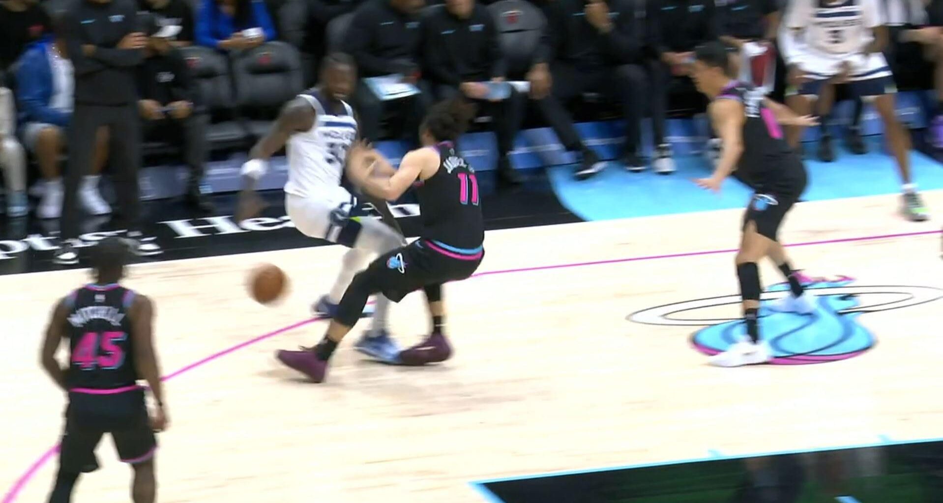 Randle revenge for 2024. Randle with an ankle breaker on Jaquez who also steps on Randle's foot and subbed out due to an injury. Hope Jaquez is ok but this cross is satisfying to see.