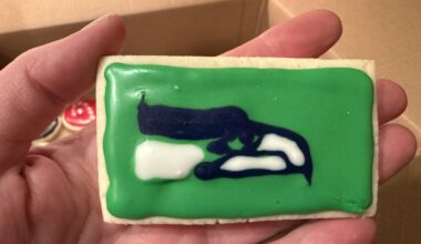Decorating cookies for our New Year’s Day tradition, mostly winter and holiday themed but decided to try my hand at a Hawks cookie. Not great, but at least it’s recognizable, right? 😂 maybe almost as good as Sam’s drawing 🤭