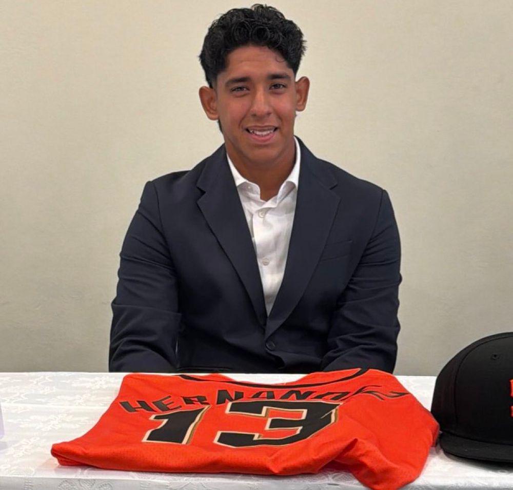The San Francisco Giants have officially signed SS Luis Hernandez from Venezuela, the most advanced player in the 2025-2026 international class.