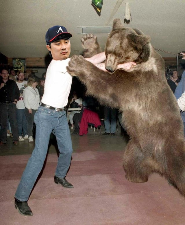 Ha-Seong Kim 10 seconds after signing with the Braves: