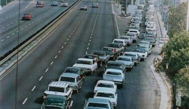Traffic going into Dodger Stadium (1960s)