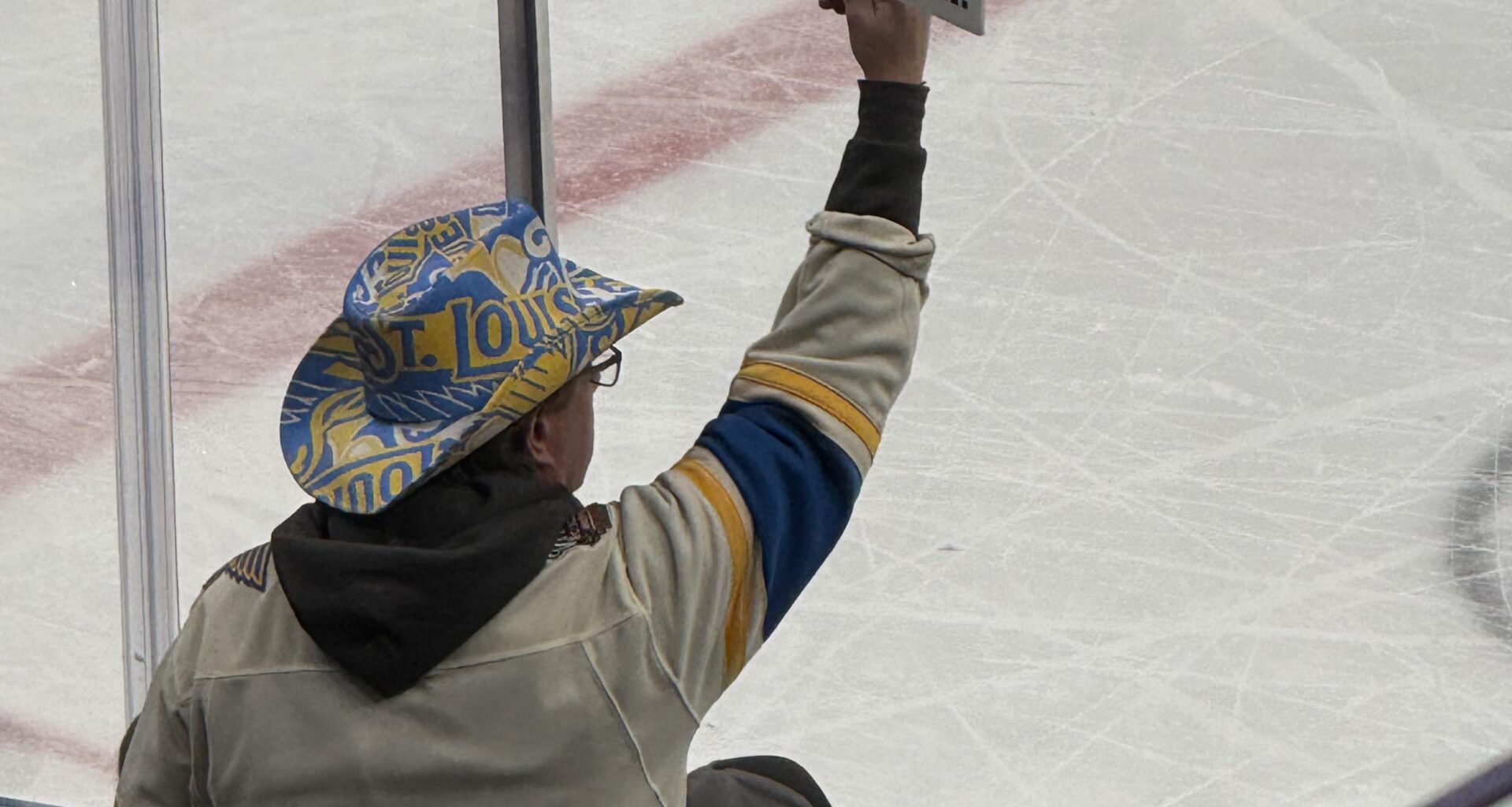 Canadiens-Blues:  Sign “Coach” is back.
