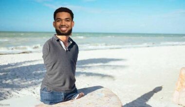 How the ref expect KAT to play defence