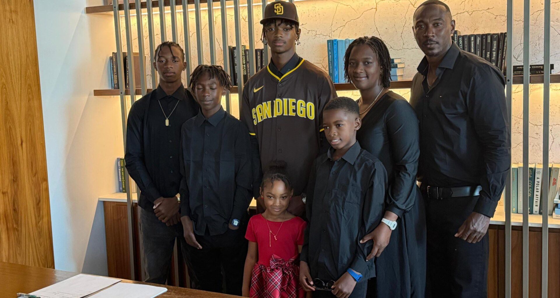 [Romero] The San Diego Padres have officially signed SS Timothy Mogen from Curaçao 🇨🇼 for a $600,000 bonus. Mogen is a particularly fast and IQ athlete with hitting ability.