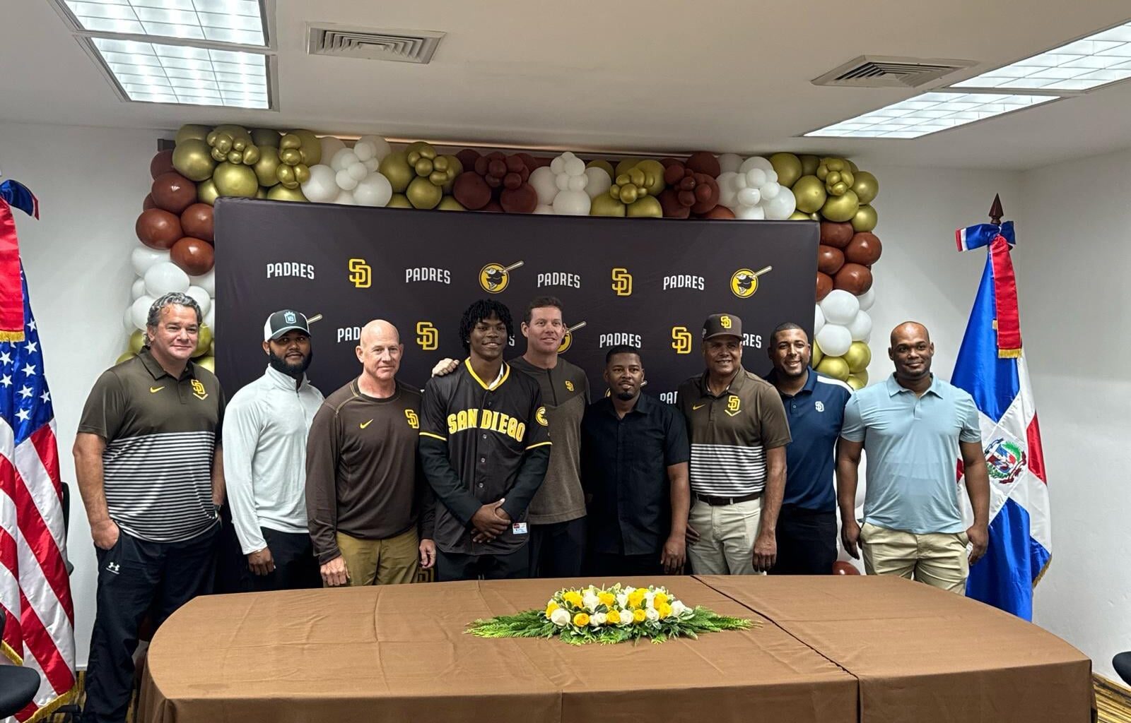 [Romero] Cuban SS Joniel Hernandez officially signs with the San Diego Padres. Bonus deal: $1.4M. Hernandez is a talent who combines speed, power, and contact. He can play shortstop and center field. He left Cuba at 13 and is now fulfilling his dream.