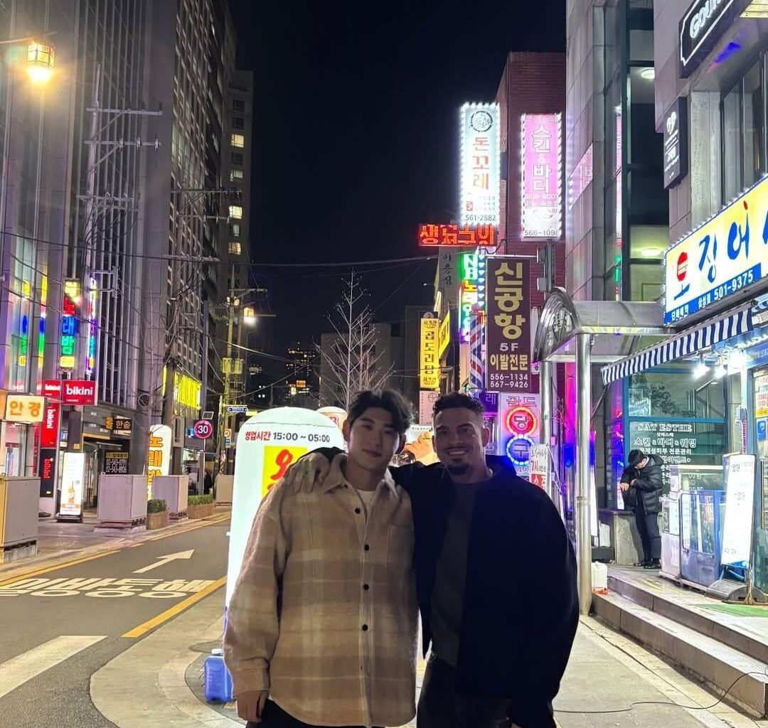 Willy Adames hanging out with Jung Hoo Lee in Korea