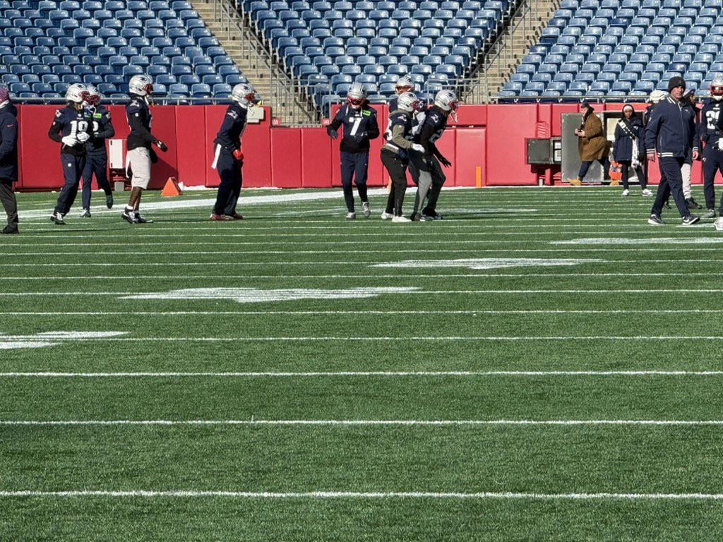 [Mike Reiss on X] CB Carlton Davis III (7) is in his regular blue jersey — no longer a red, non-contact jersey — which reflects that he has cleared concussion protocol.
