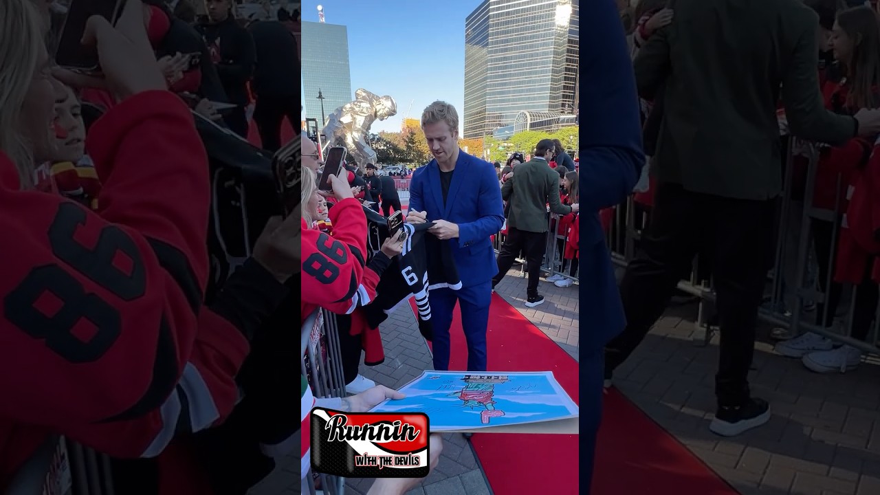 NJ Devils Dougie Hamilton Signs Autographs For Fans #njdevils #shorts #shortvideo #shortsvideo
