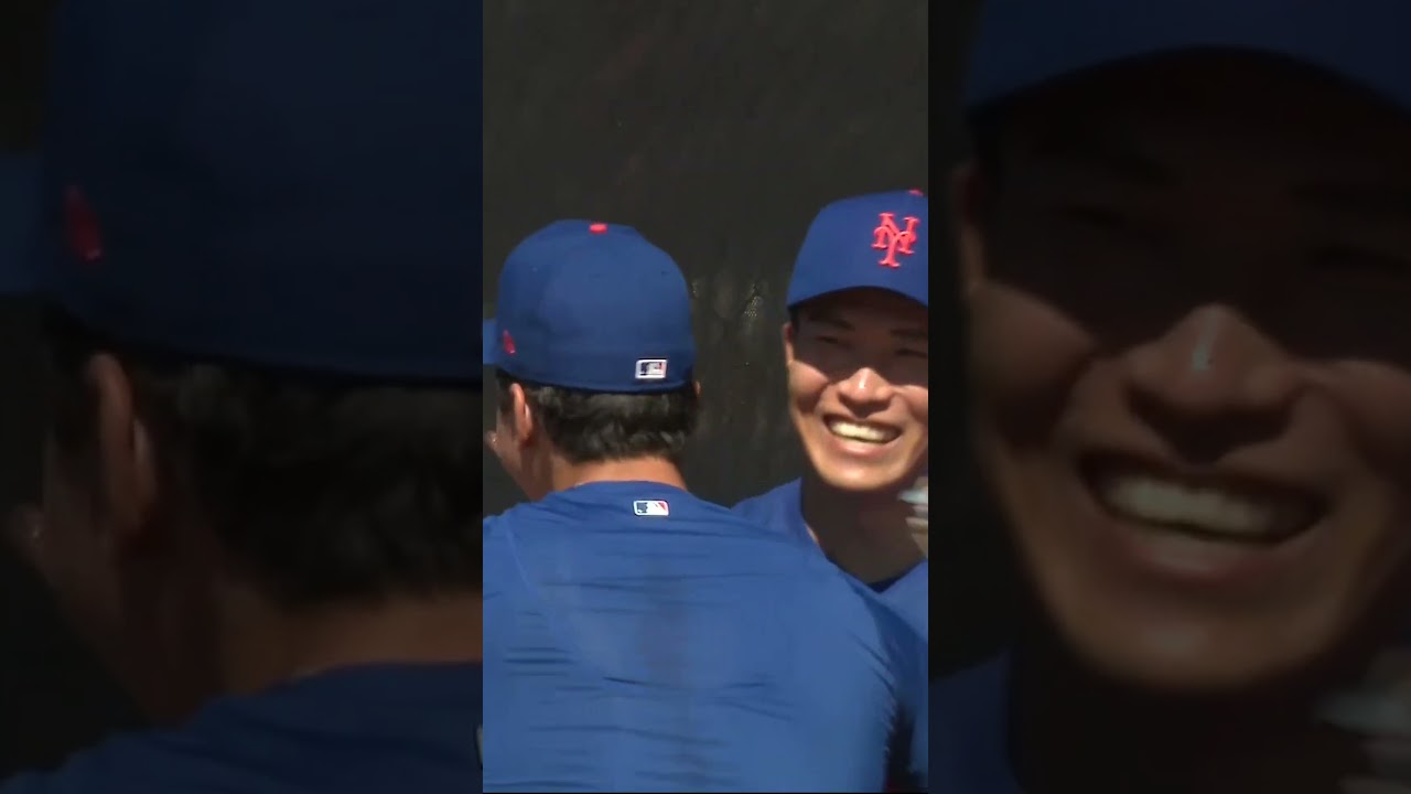 Kodai Senga was all smiles as he made his first appearance at Mets spring training today 🌴