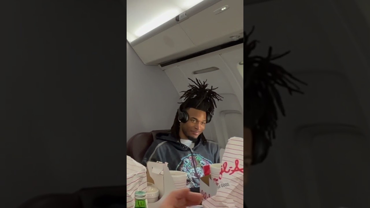 First Player of the Week honors calls for a team celebration on the plane 👏  #spurs #stephoncastle