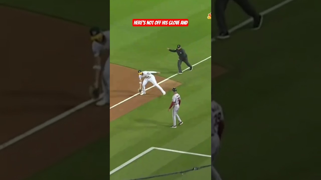 ¿ERROR O JOYAZO? 😳 Brutal reacción del 1B de Oakland | MLB #Shorts