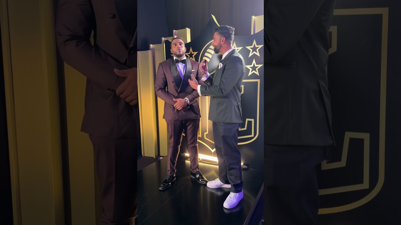 Asking Bobby Wagner to say something nice about his rival 😂