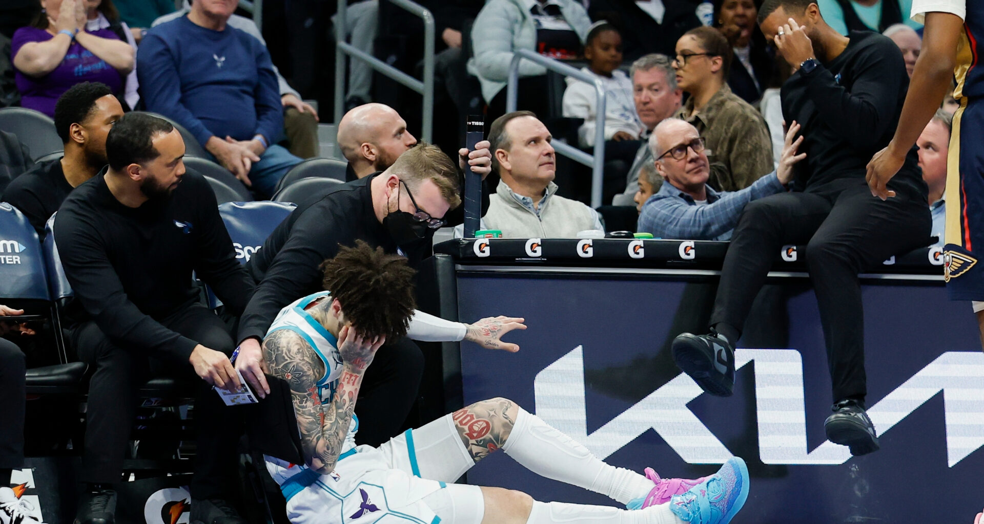 LaMelo Ball leaves game against Pelicans briefly, returns after collision with coach