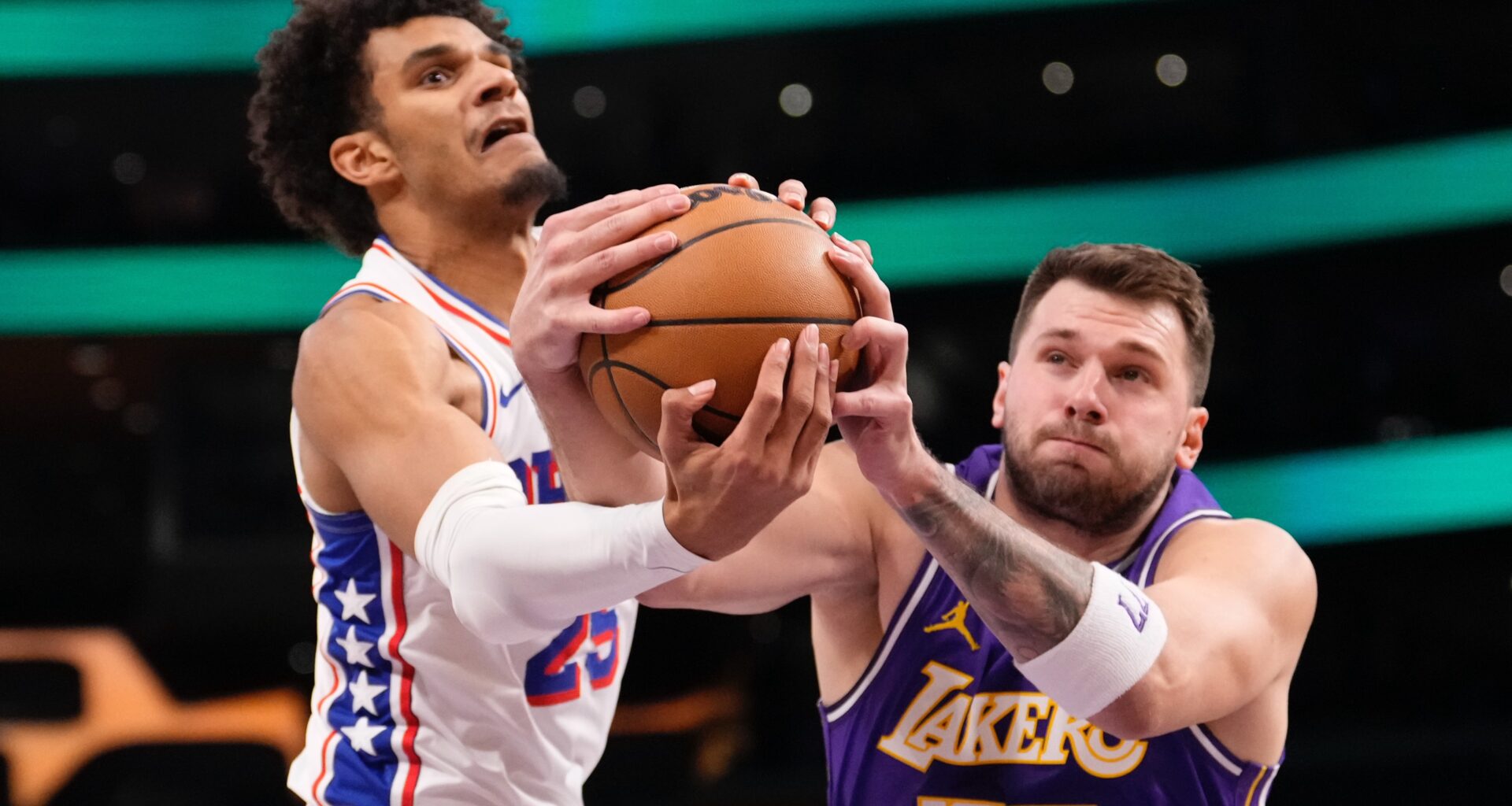 Luka Doncic leaves the Lakers' game against the 76ers with an apparent leg injury
