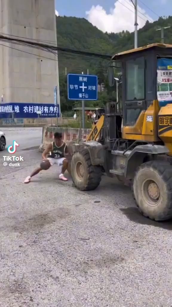 Julius Randle with a full shot clock