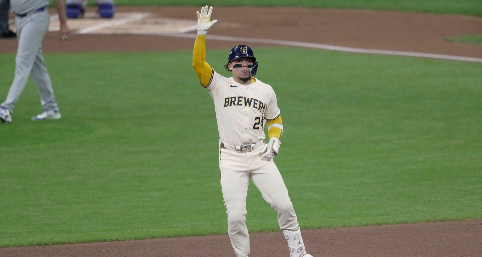 Brewers' Contreras gets engaged, and his fiancée has a familiar name