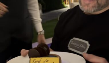 Did anyone see this on Instagram? Ovi out at dinner with a cake with “road to thousand goals” written on it.