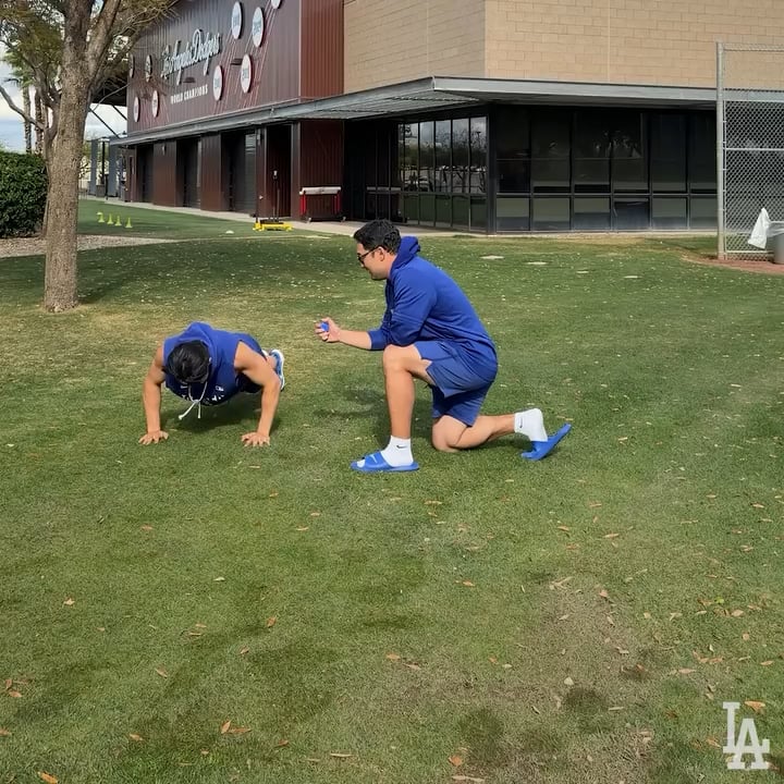 Who can do the most push-ups on the team? No wonder the guys picked Hyeseong 😂