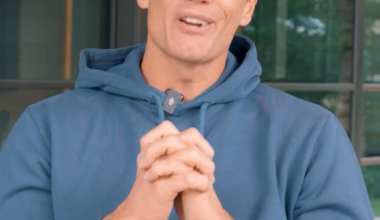 [FOX Sports: NFL] "You've earned yourself quite a contract in the future." Introducing a new award this season from @TomBrady — the #LFG Best Value Player 🤑 Congratulations to @ChicagoBears CB @nahwrig 🔥 [Tom Brady picks Bears CB Nahshon Wright as his inaugural LFG Best Value Player of the Year]