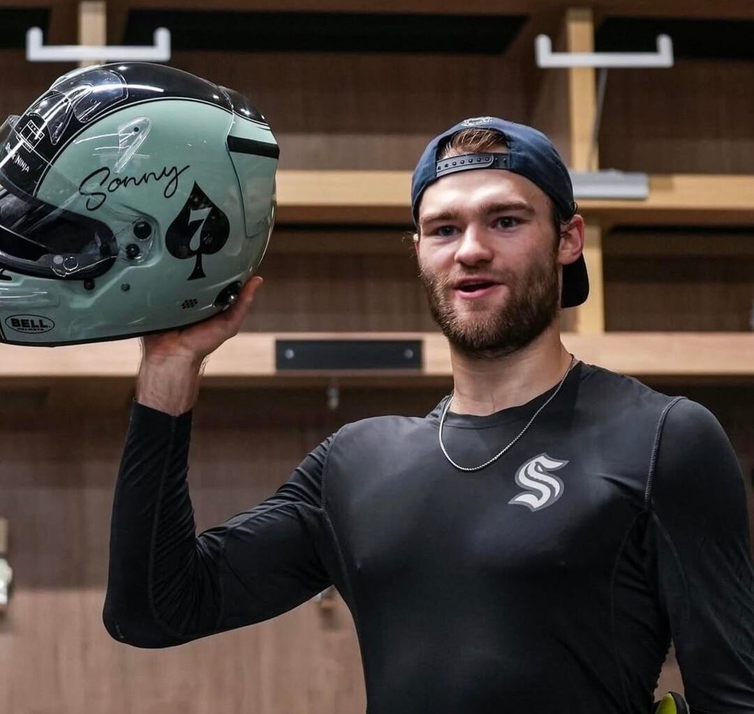 Wright (finally) gets the helmet & gets on the leaderboard