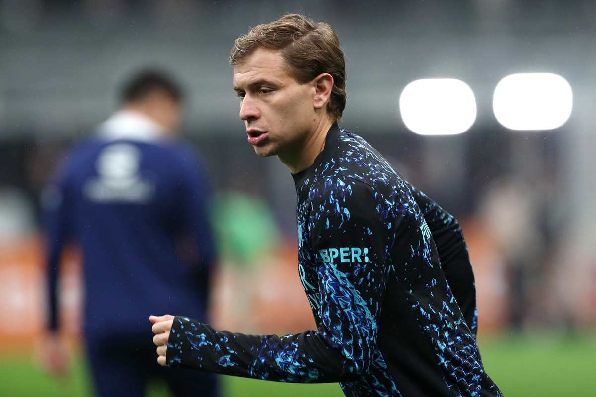 MILAN, ITALY - OCTOBER 04: Nicolo Barella of Internazionale warms up prior to the Serie A match between FC Internazionale and US Cremonese at Giuseppe Meazza Stadium on October 04, 2025 in Milan, Italy. (Photo by Marco Luzzani/Getty Images)