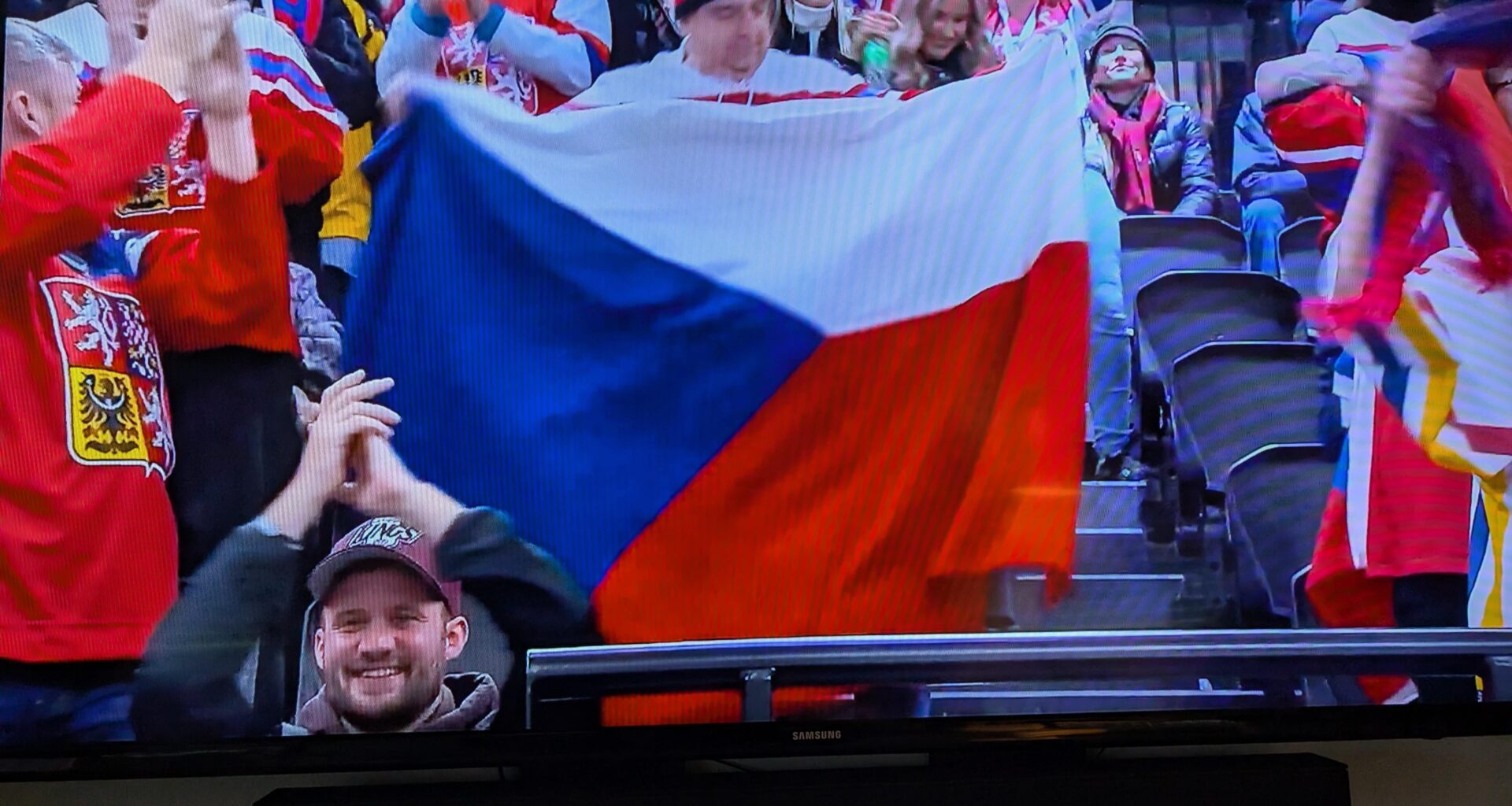 Kings hat in the crowd at Olympics FRA - CZE