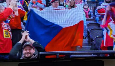 Kings hat in the crowd at Olympics FRA - CZE