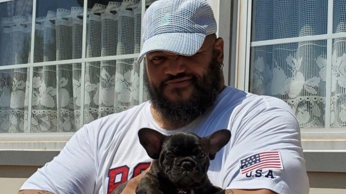 Former Washington offensive guard Tre Johnson dead at 54