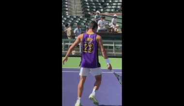 CARLOS ALCARAZ causa sensación con la camiseta de los LAKERS en INDIAN WELLS