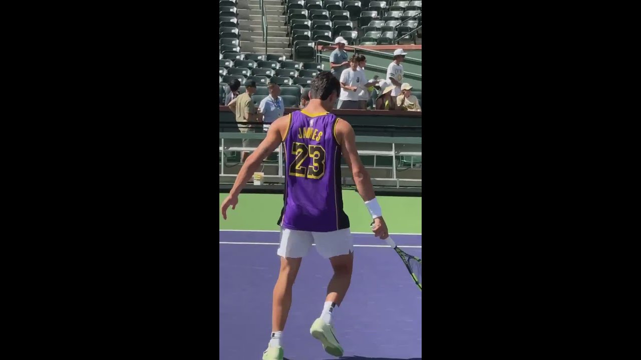 CARLOS ALCARAZ causa sensación con la camiseta de los LAKERS en INDIAN WELLS