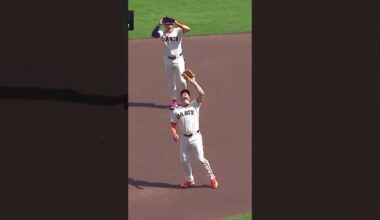 Matt Chapman grabs the infield fly... with some help from Willy Adames 😂