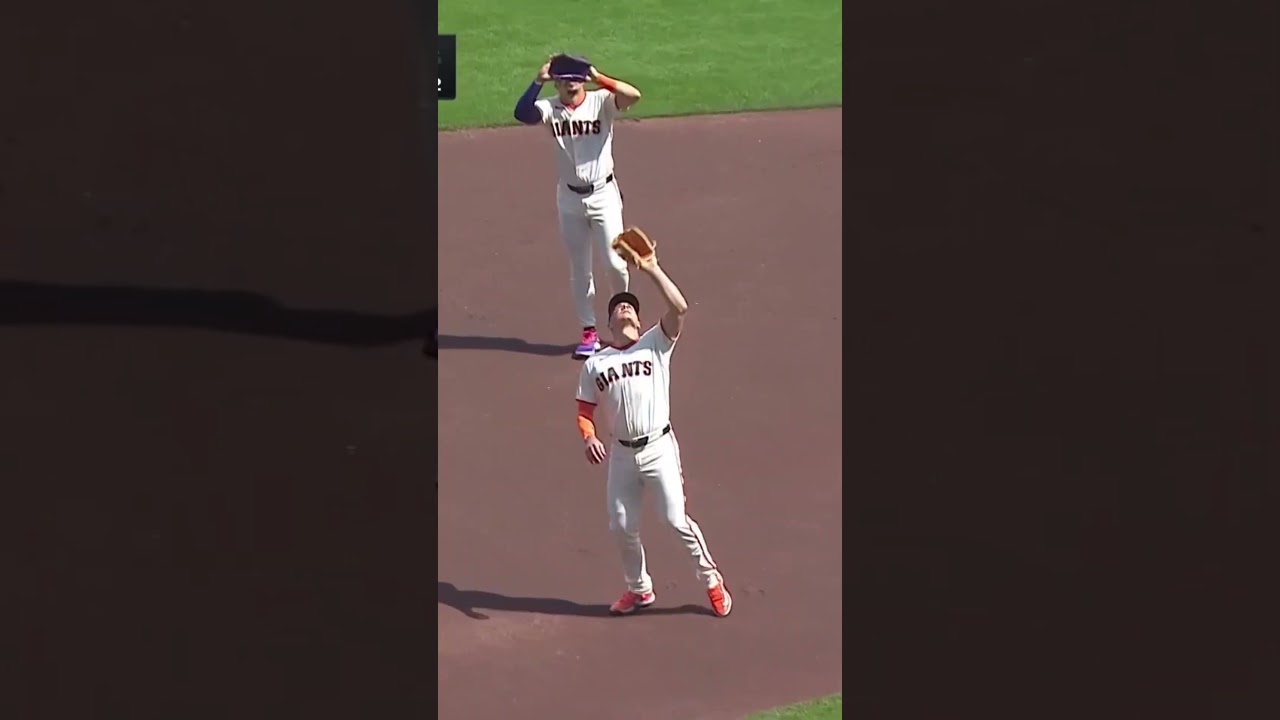 Matt Chapman grabs the infield fly... with some help from Willy Adames 😂