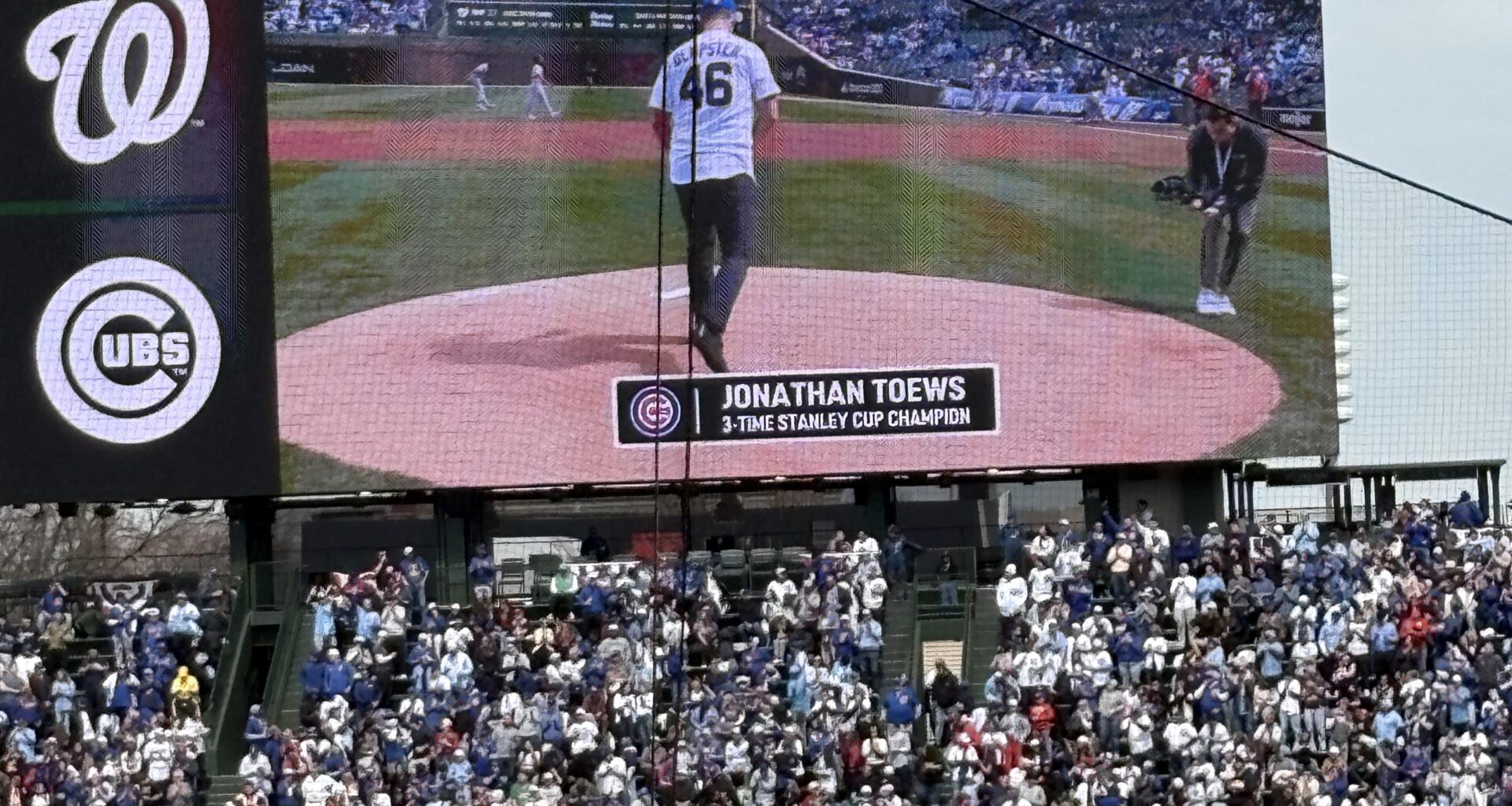 Toews at the Cubs game!