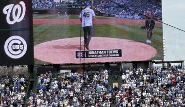 Toews at the Cubs game!