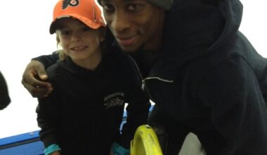 [Philadelphia Flyers] Photo of a young Porter Martone with Wayne Simmonds