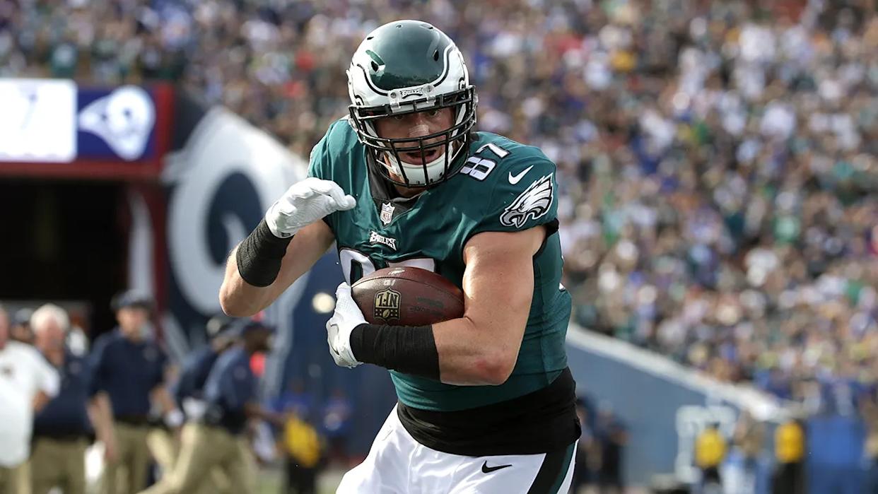 Brent Celek scores a touchdown