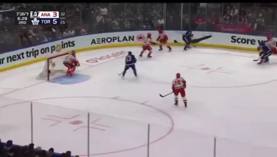 Easton Cowan drops the gloves on Jackson LaCombe