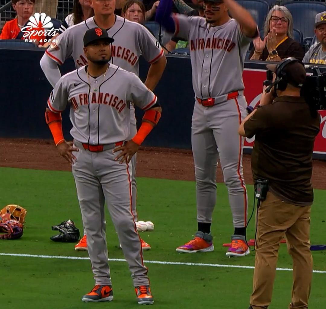 [NBCS] The Padres gave Luis Arráez a touching tribute for his return to San Diego 🥲