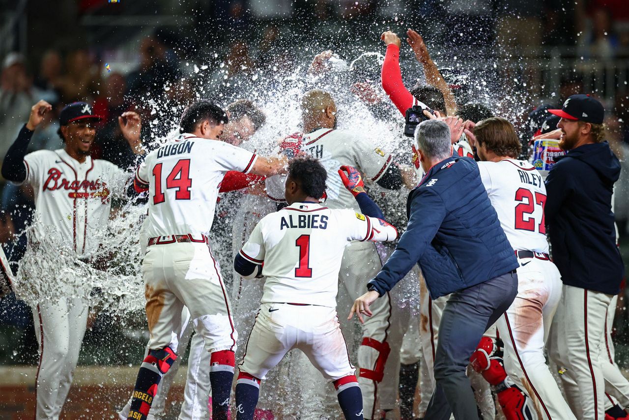 Less than 2 weeks after his mother's death, Dominic Smith delivers a historic Braves walk-off